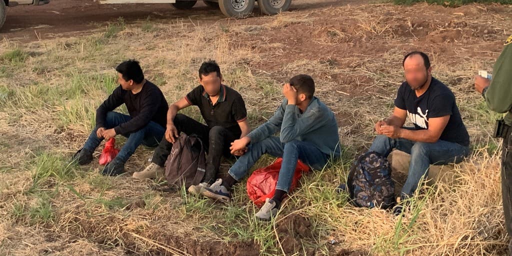Escondidos en una pequeña tubería de drenaje en la SR-80, cuatro migrantes fueron arrestados. Inicialmente, los agentes no vieron al grupo cuando inspeccionaron la alcantarilla, pero por la persistencia Mexx, un perro entrenado, pudieron ubicarlos.