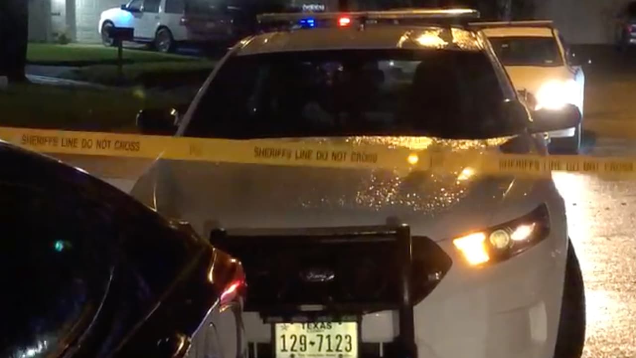 Elliot corrió a su recámara por su teléfono celular, llamó al número de emergencia 911, le dieron instrucciones para que le prestara primeros auxilios. El sospechoso indicó que no sufre transtornos de sueño y tampoco había consumido drogas o alcohol.
<br>