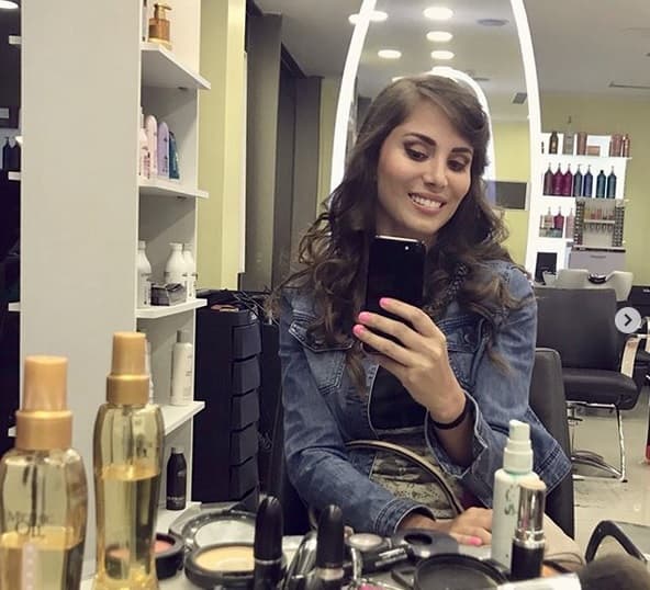 La ex reina de belleza 
<b>nació en Punta del Este, Uruguay</b> y se inició en el modelaje desde su juventud. Para 2006 participó en 
<b>Miss Universo Uruguay </b>y ganó la corona.