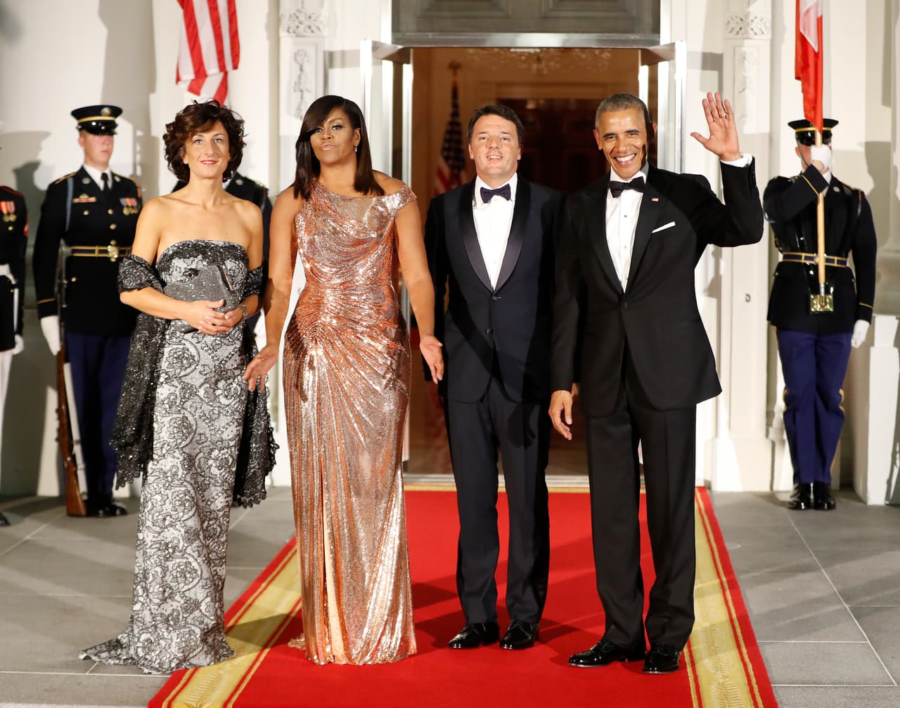 El presidente de EEUU, Barack Obama, y la primera dama, Michelle Obama posan para una foto tras recibir al primer ministro italiano, Matteo Renzi, y su esposa Agnese Landini en el Pórtico Norte de la Casa Blanca para una cena de estado, en Washington, el martes 18 de octubre de 2016. (AP Foto/Pablo Martinez Monsivais)