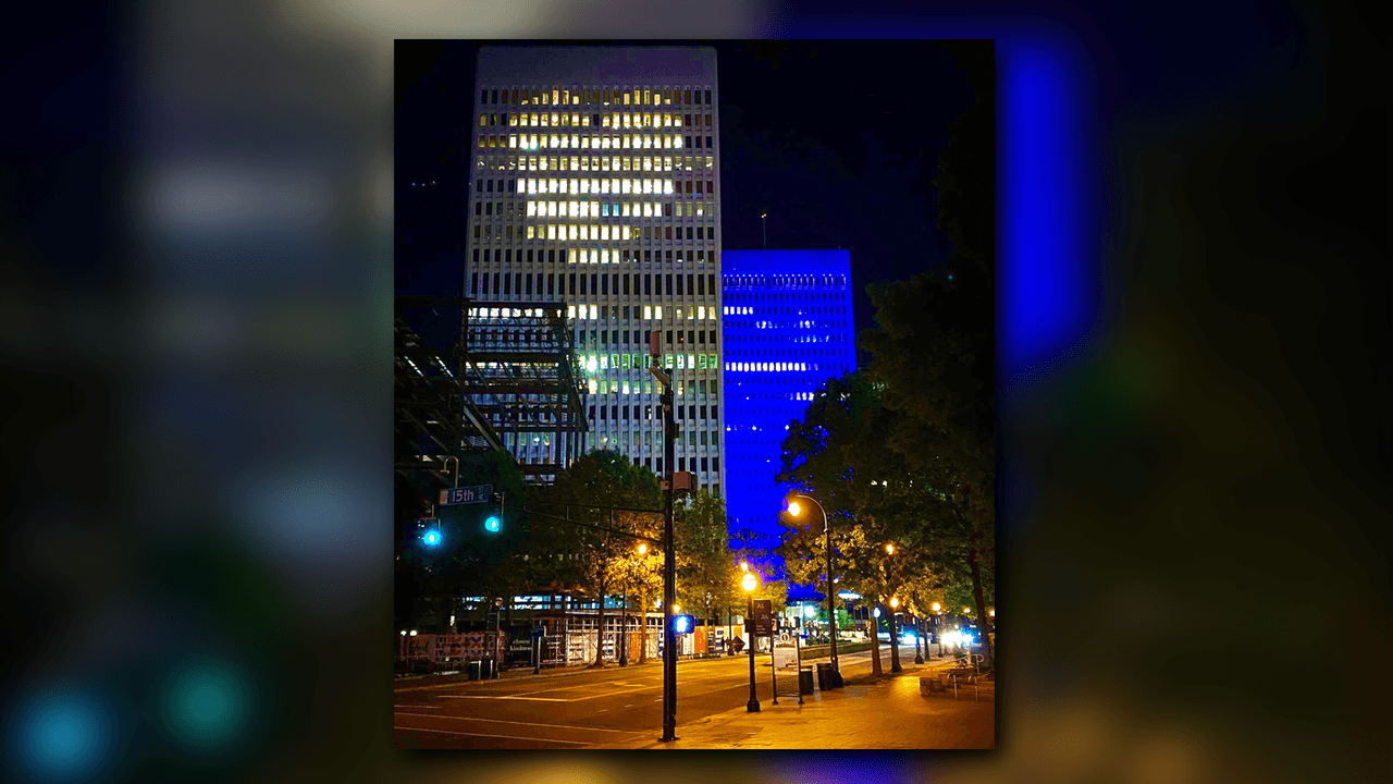 Algunos lugares en el metro de Atlanta se unieron a la campaña #LightItBlue el jueves, incluido el Braves 'Truist Park, el acuardio de Georgia, entre otros sitios emblemáticos.