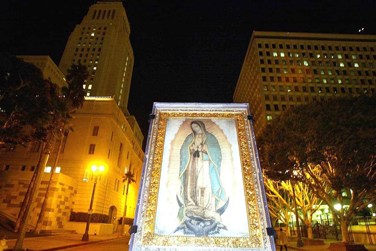 Por si fuera poco, las flores que se ven en el manto, simbolizarían su presencia divina en la geografía mexicana. Se hicieron estudios en donde, colocada de manera horizontal, las flores se empalmarían con los volcanes de la meseta central de México.