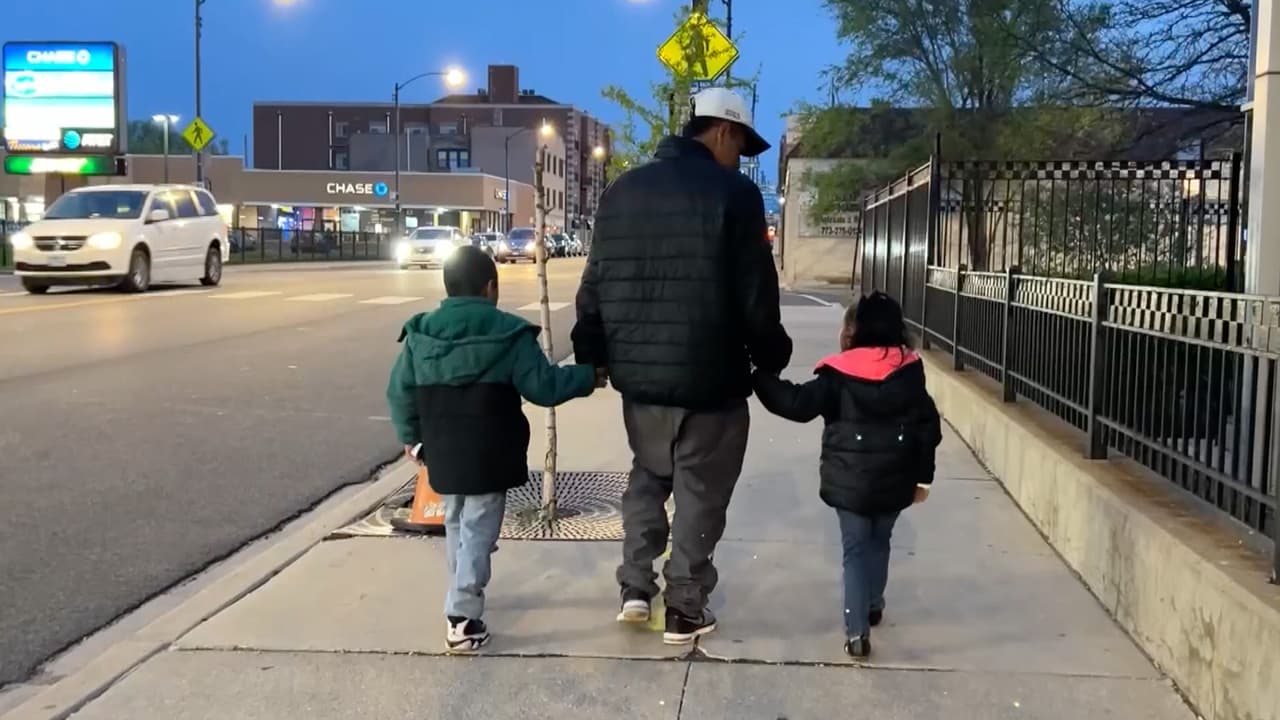 Inmigrantes duermen en estaciones de la Policía de Chicago en espera de albergues