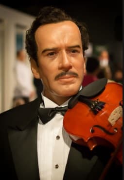 Y en el Museo de Cera de Veracruz, México, también hay una figura en honor a Infante, en esta ocasión vistiendo de frac, con un violín en mano, recordando la película 'Sobre las olas', donde hizo la vida del músico Juventino Rosas.