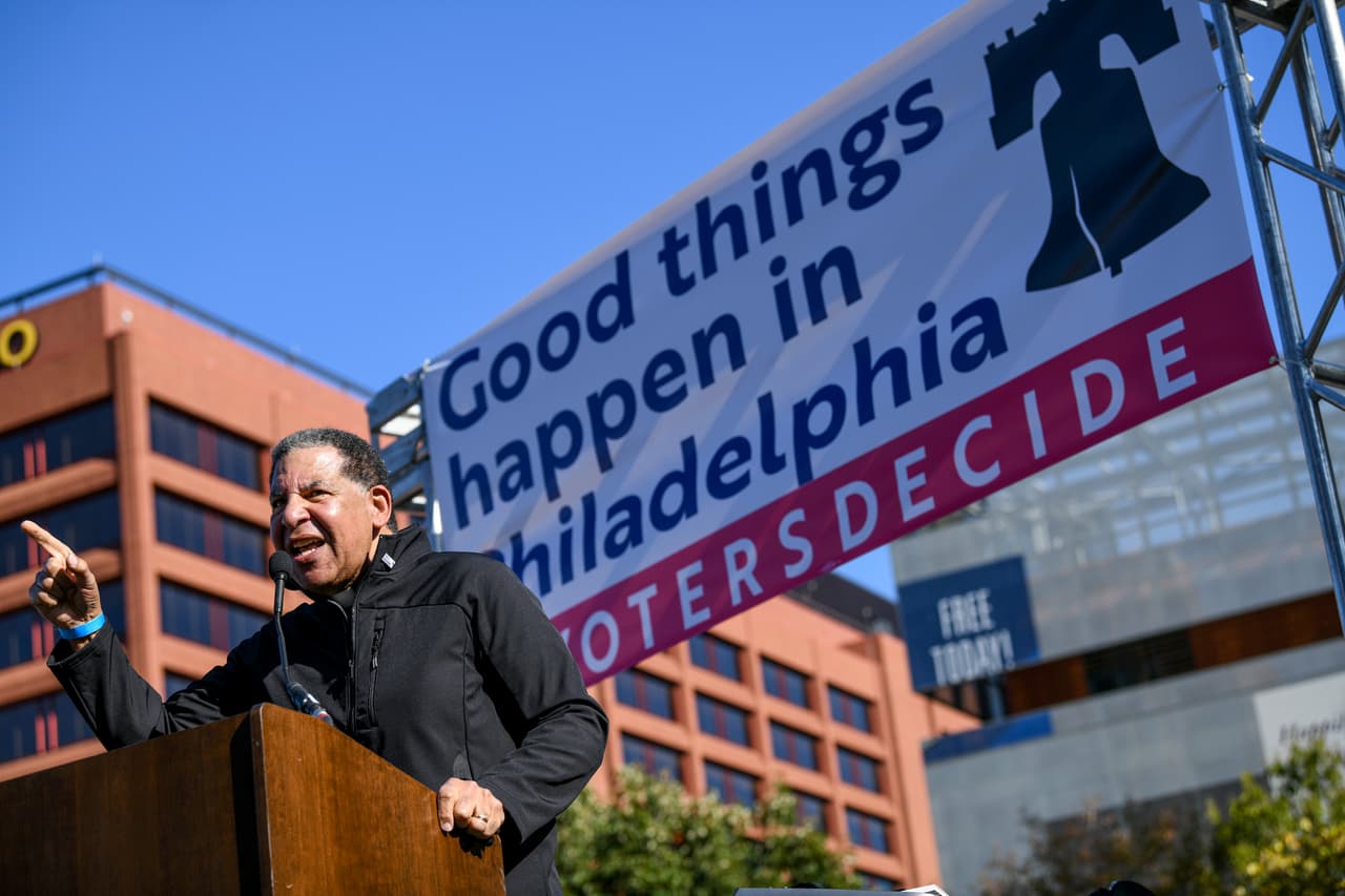 El reverendo Alvin Herring habla durante el rally Count Every Vote en Filadelfia en el Independence Hall.