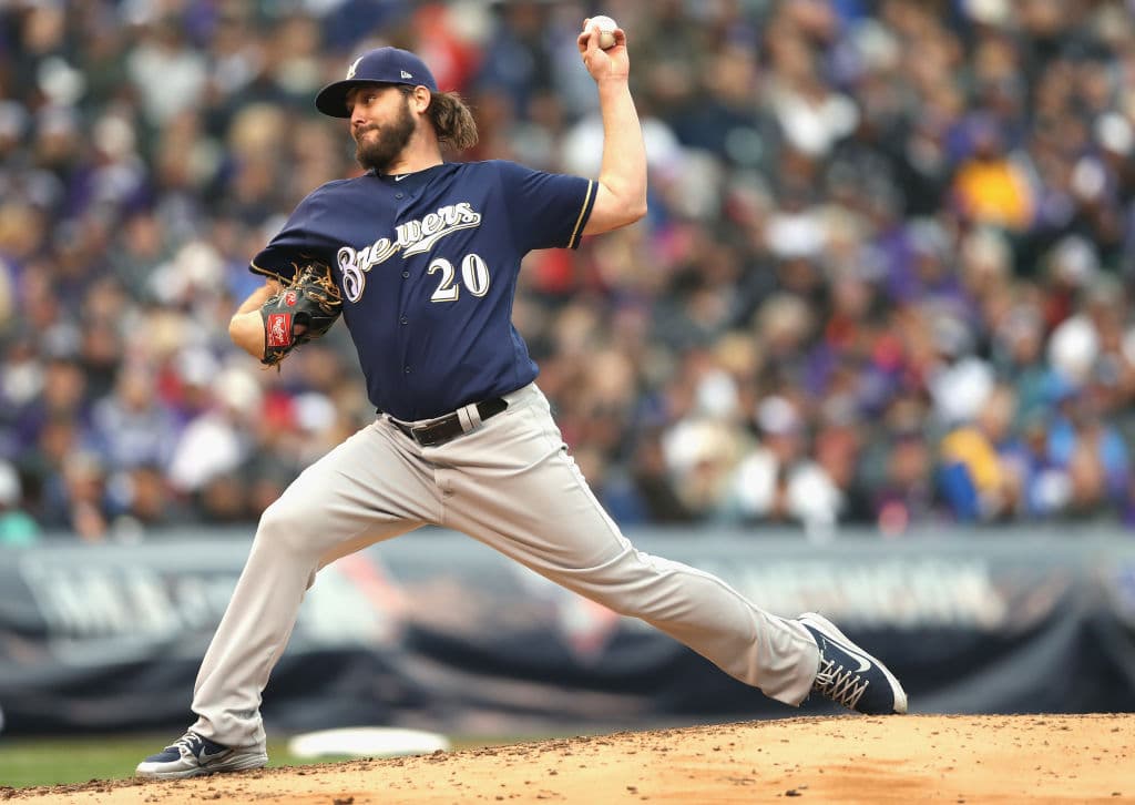 En el tercer capítulo Wade Miley, abridor de los Brewers, le pegó doblete DJ LeMahieu, pero salió ileso. Tiró 4.2 innings, le dieron tres imparables, caminó a uno y ponchó a dos. Salió sin deceisión.