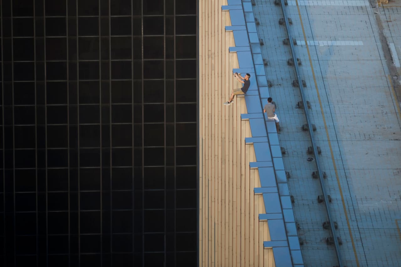 La moda del "rooftopping" en Hong Kong consiste en subirse a edificios altos y tomarse selfies arriesgadas. Esta fotografía fue captada el 23 de agosto de 2016.