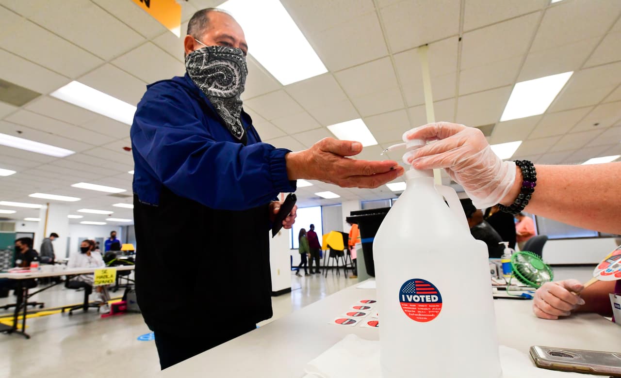 Todos los votantes, además de cumplir con las reglas electorales tradicionales, deben cumplir de manera obligatoria con las medidas del coronavirus que incluyen el uso de mascarilla, uso de gel para manos, guardar la debida distancia y no aglomerarse ni reunirse con otros votantes, dentro y fuera del recinto electoral.