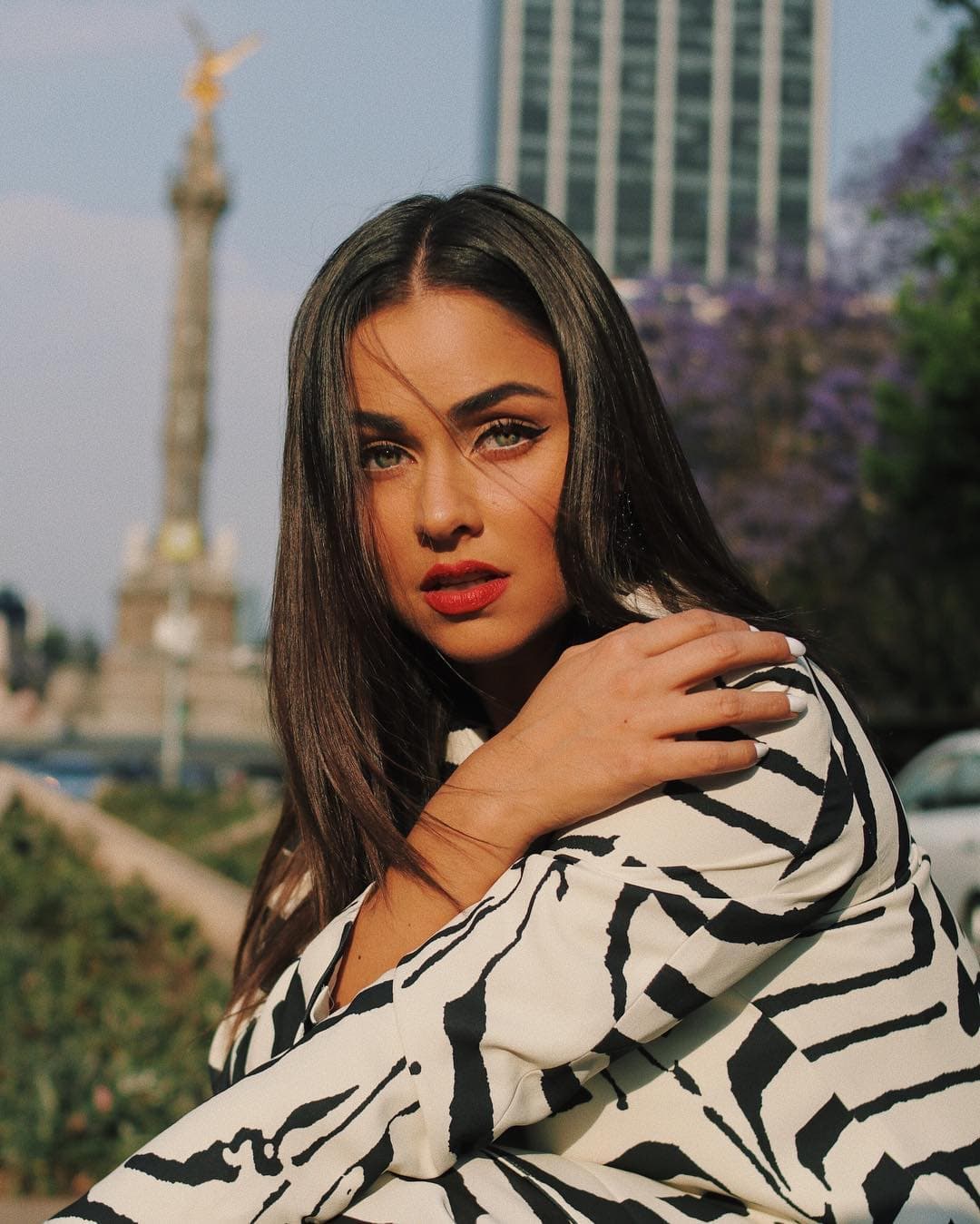 En dicha entrevista también habló del desafío que tuvo con Mariana: "Antes de iniciar grabaciones yo me junté con mi coach de voz que siempre me ayuda a creación de personajes. En este en específico 
<b>yo estaba muy perdida. </b>Al final me dijo, 'no tengas miedo, lánzate', y creo que fue muy divertido encontrar ese lenguaje natural, sobre todo que fuera muy coloquial y al final lo he disfrutado mucho", expresó Claudia.