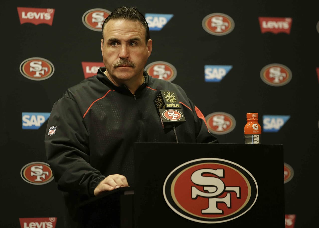 Colin Kaepernick tiene todo el apoyo del coach Tomsula y no está apartado del equipo