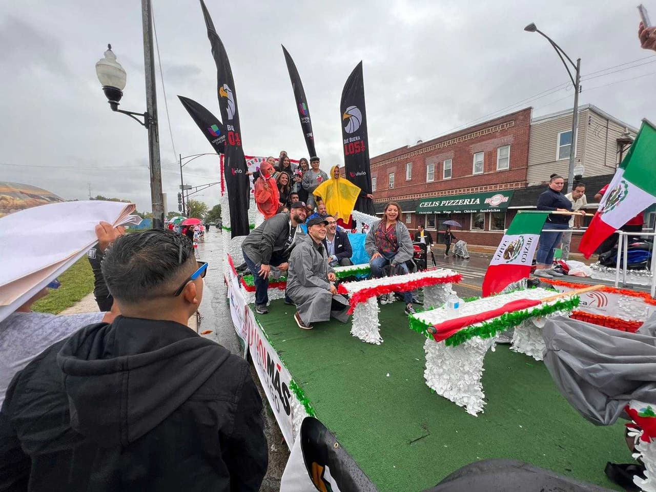 Desfile día de la Independencia de México en La Villita. A pesar de que estaba lloviendo, eso no impidió que la gente disfrutara de los carros alegóricos entre ellos el de Univision Chicago.