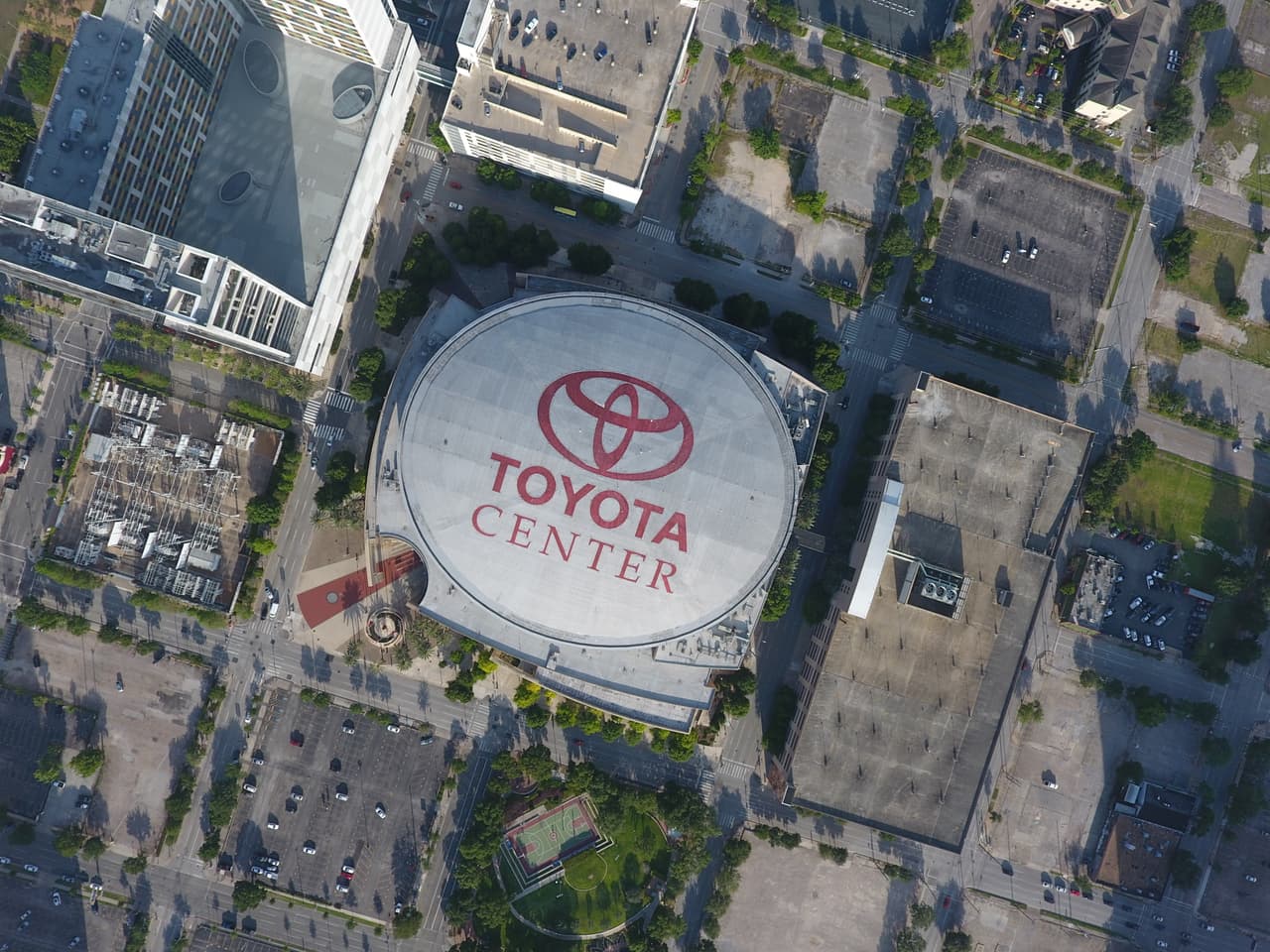 Vista aérea del Toyota Center, en el centro de la ciudad.