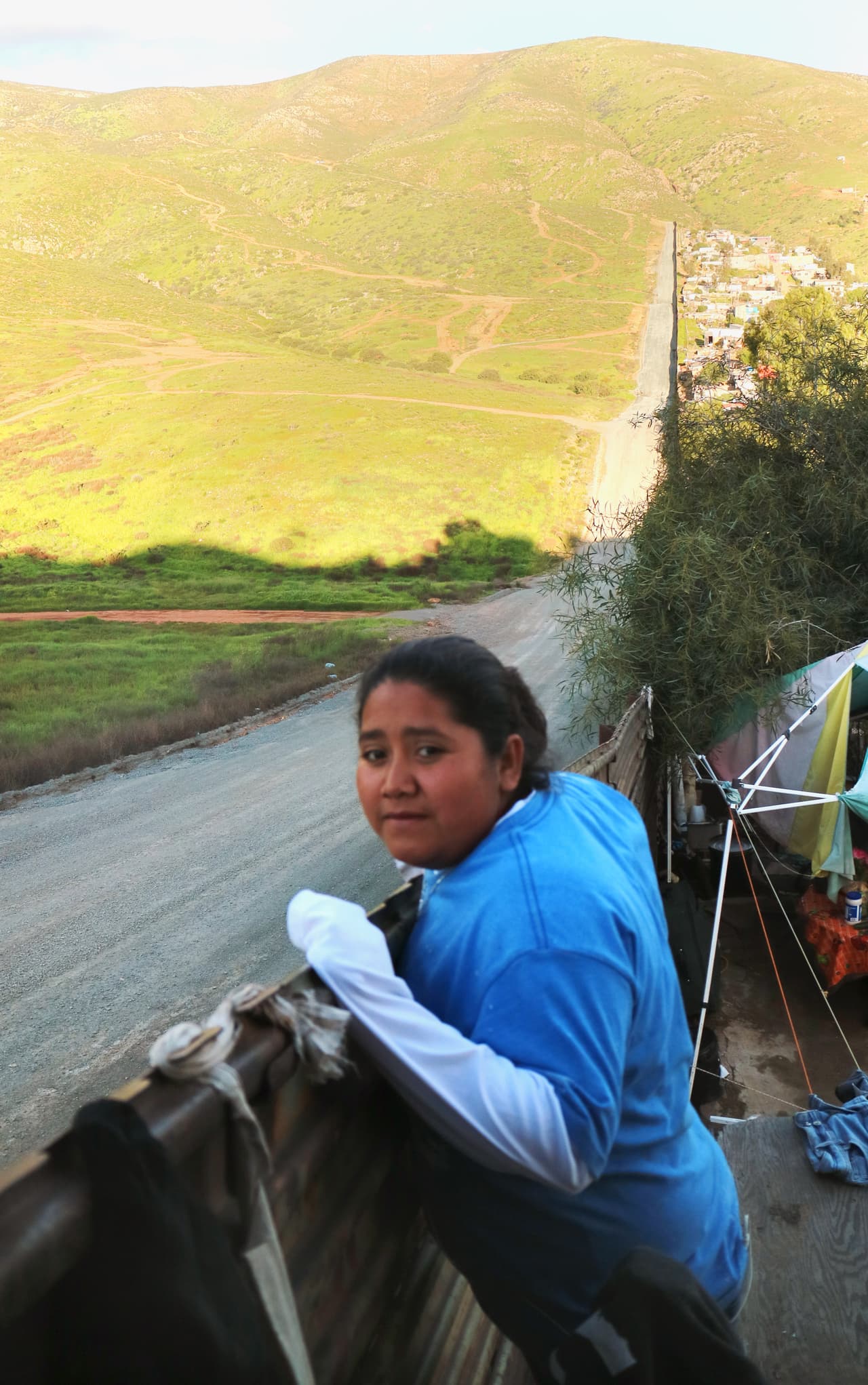 Karina Guerrero se asoma desde su casa al lado estadounidense.