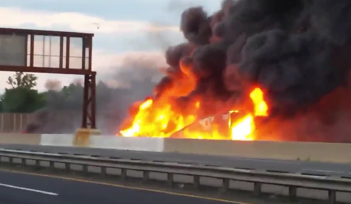 Choque entre camiones provoca incendio en NJ