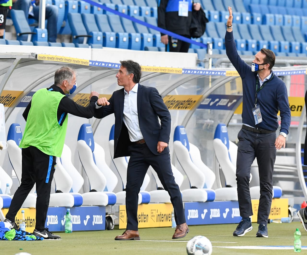 Bruno Labbadia, director técnico del Hertha Berlín celebra con su cuerpo técnicoo el 3-0 sobre el Hoffenheim y el saludo es con el codo, no pueden darse la mano.