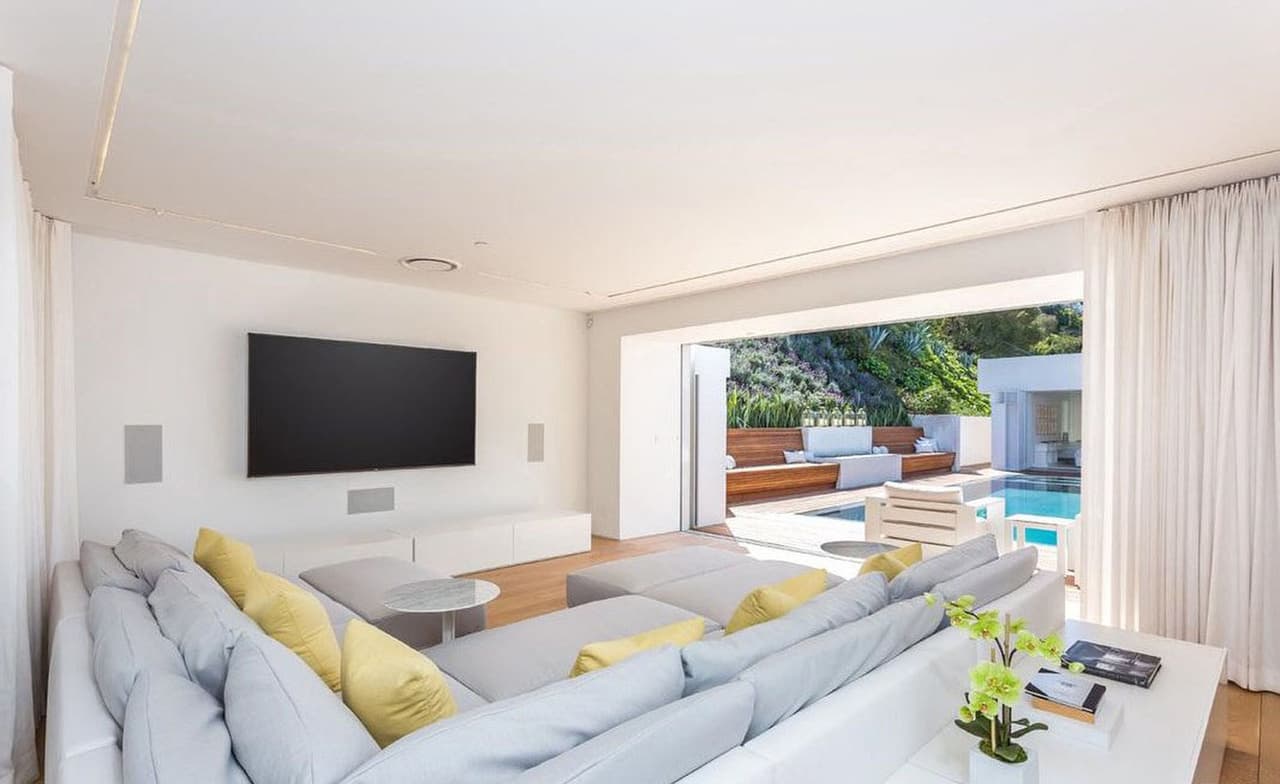 Orlando Bloom no escatimó a la hora de hacer cómoda su lujosa residencia, que se encuentra en uno de los sectores más distinguidos de Beverly Hills y que hoy está en venta.