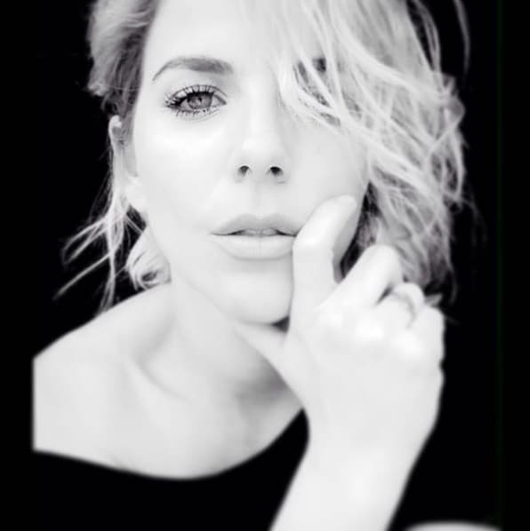 La guapa actriz colombiana tiene una sorpresa para ti que mundo revelará, ¿te atreves a tocar el cielo con ella?