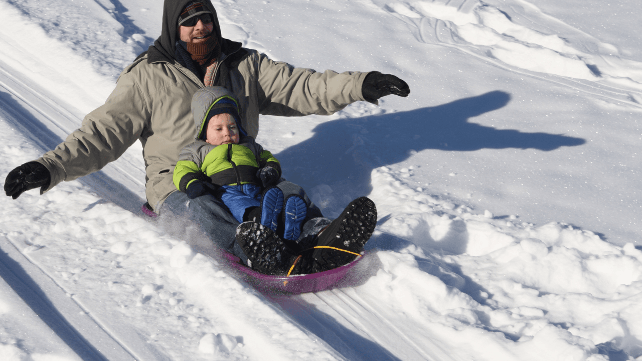 <h3 class="cms-H3-H3"><b>Cricket Hill</b></h3>
<br>Además de poder divertirte con el deslizador, esta colina te ofrecerá una hermosa vista del Lago Michigan. También puedes darte tiempo de hacer hombres de nieve.
<br>
<b>Dirección:</b> 4500 N Lake Shore Dr, Chicago, IL 60607