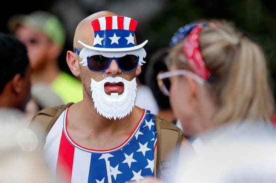 En la imagen, un hombre disfrazado del ‘Tío Sam’ que participa en el desfile conmemorativo en Washington.
<br>