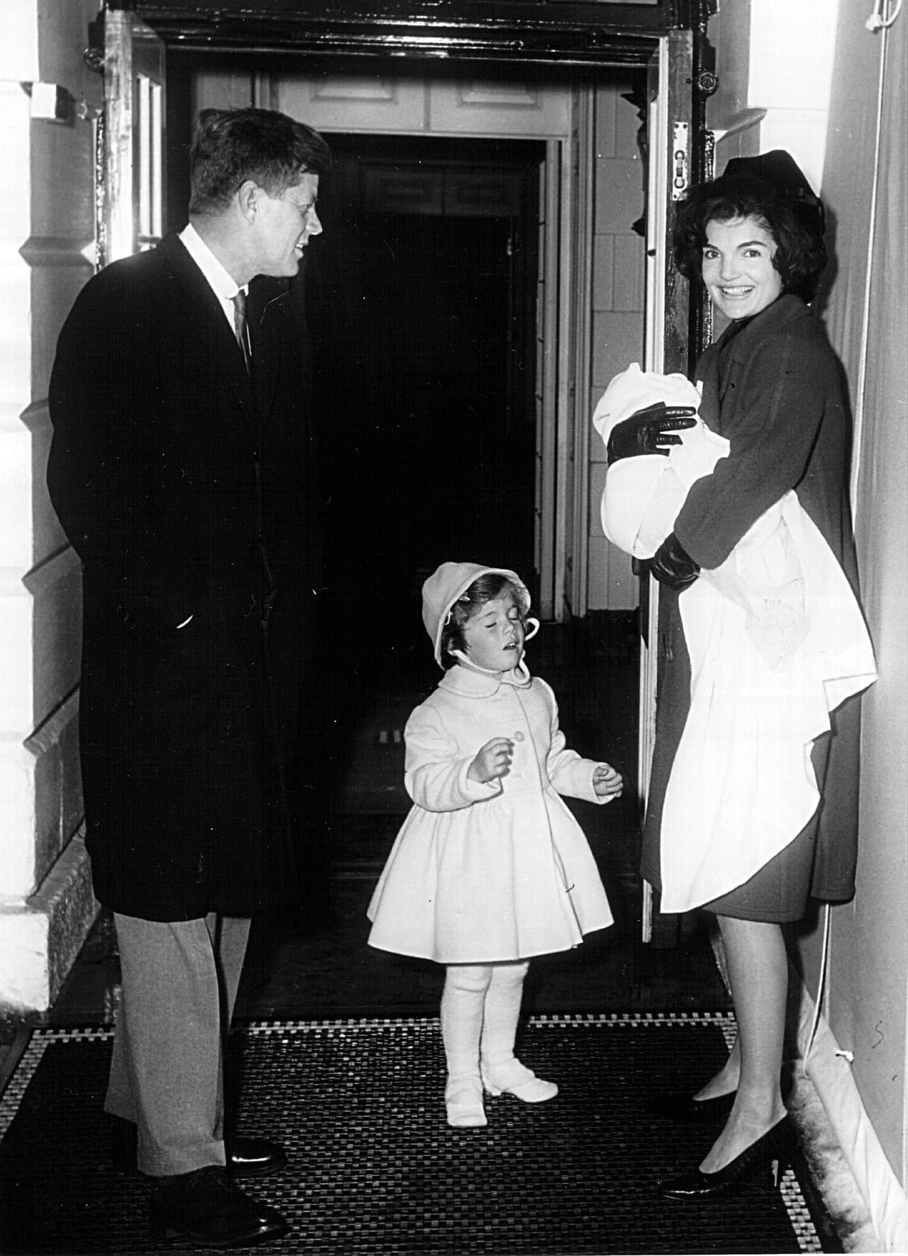 El presidente Kennedy llega con su esposa Jackie y sus hijos Carolina y John Jr. a la Casa Blanca el 4 de febrero de 1961.