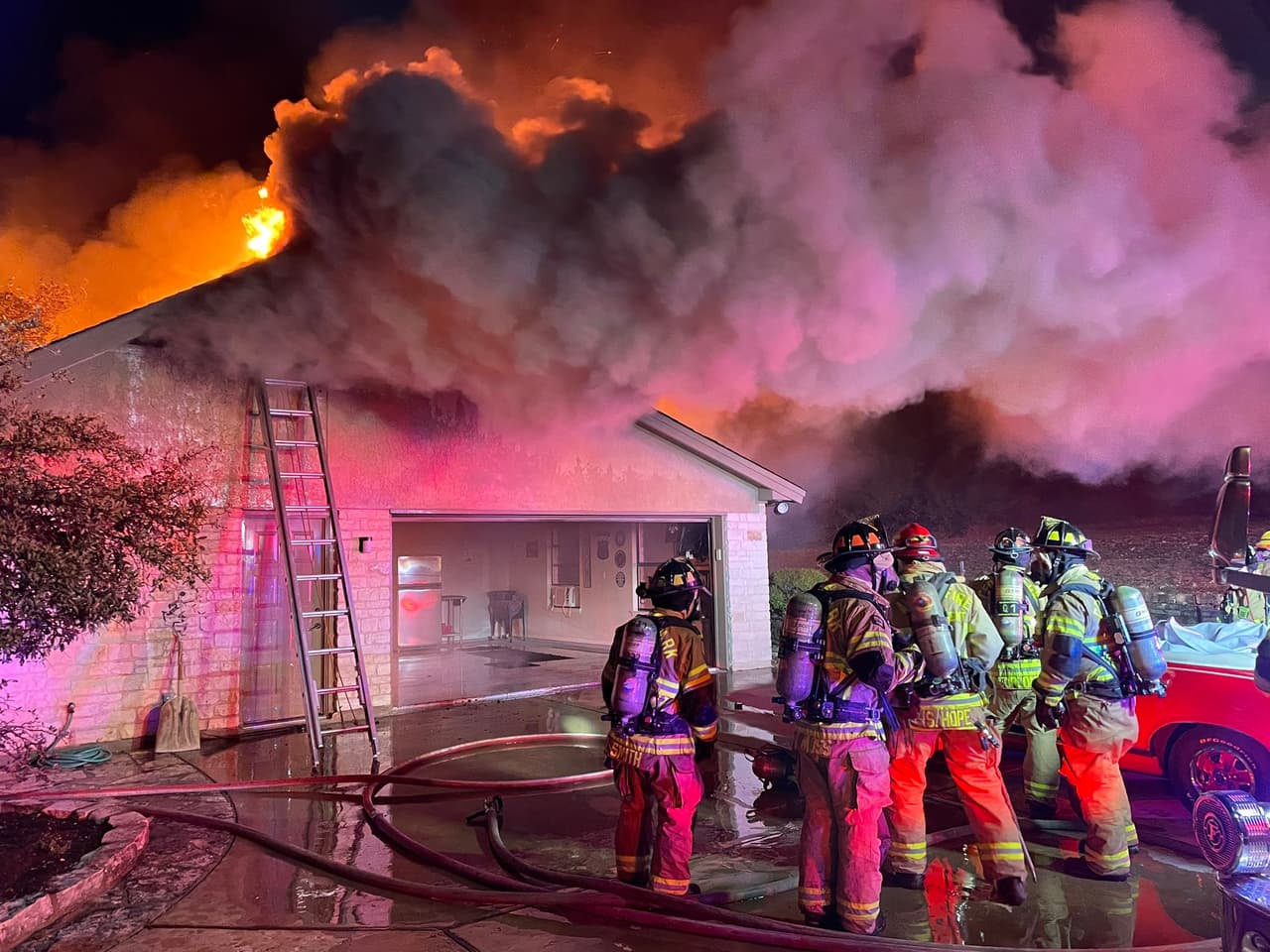 Bomberos rescatan persona inconsciente de un incendio en ático en Cedar Park