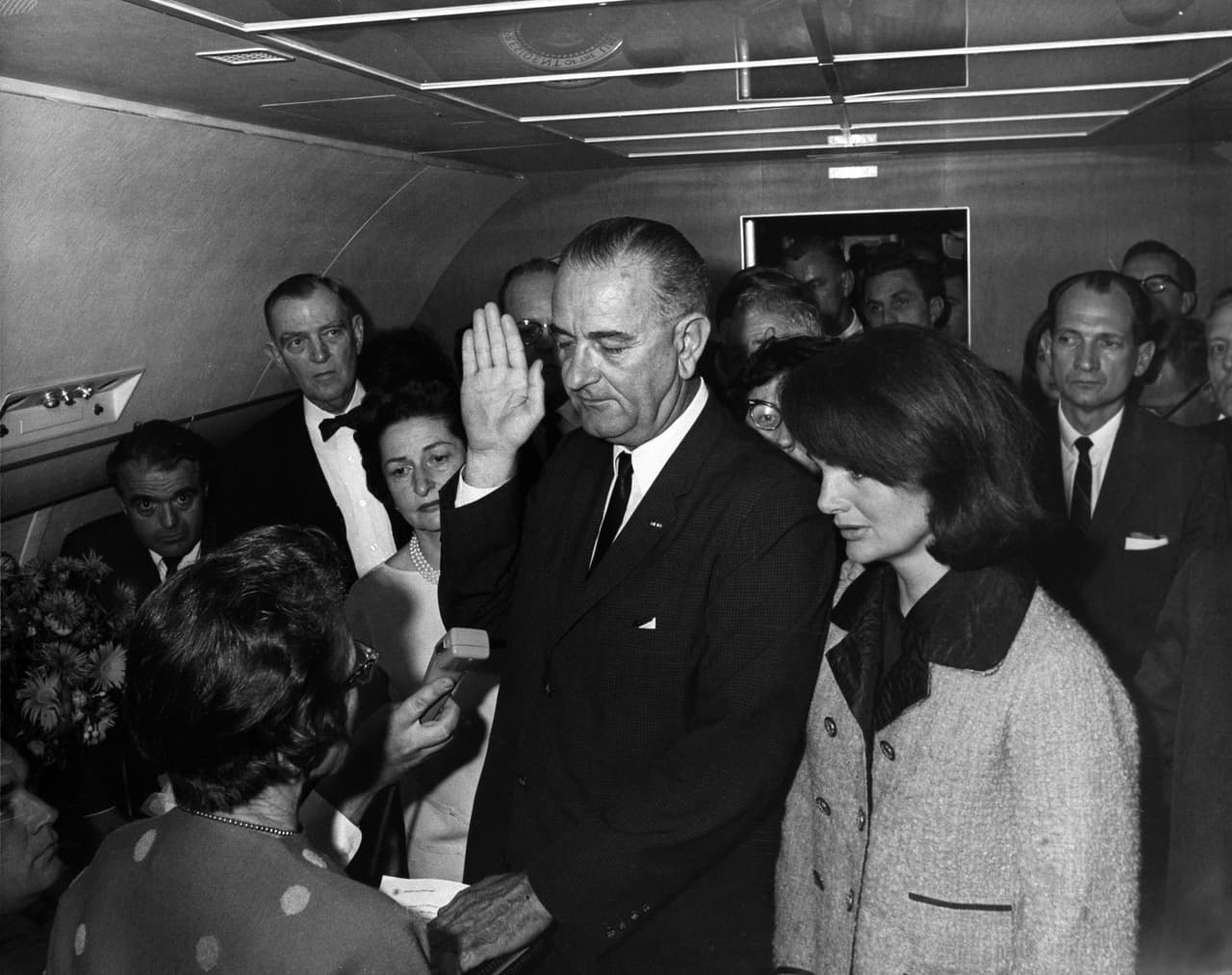 Kennedy recibió varios disparos durante un recorrido en auto en Dallas, Texas, el 22 de noviembre de 1963. Inmediatamente después de haber sido declarado muerto, fue juramentado el vicepresidente Lyndon Johnson dentro del avión presidencial. 
<a href="https://www.univision.com/noticias/politica/las-evidencias-fotograficas-en-la-investigacion-del-asesinato-de-jfk-fotos"><u>Vea aquí las evidencias fotográficas en la investigación del asesinato de JFK.</u></a>