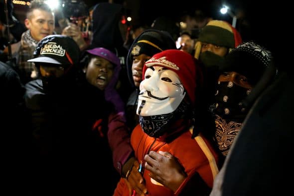 Y mantuvieron bloqueado el tráfico en calles de Ferguson.