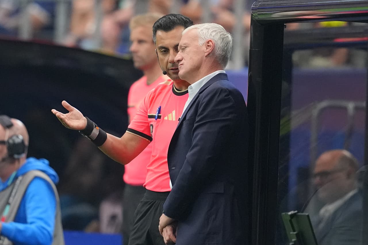 Un árbitro asistente habla con el seleccionador de Francia, Didier Deschamps, durante un partido de semifinales de la Copa del Mundo contra España en Arlington, Texas, cerca de Dallas, el martes 14 de julio de 2026.