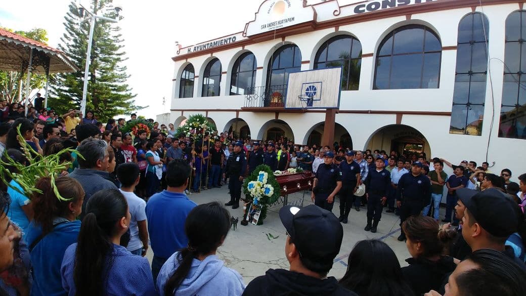 La gente le brindó un minuto de silencio, para enseguida continuar el camino rumbo al panteón municipal.
