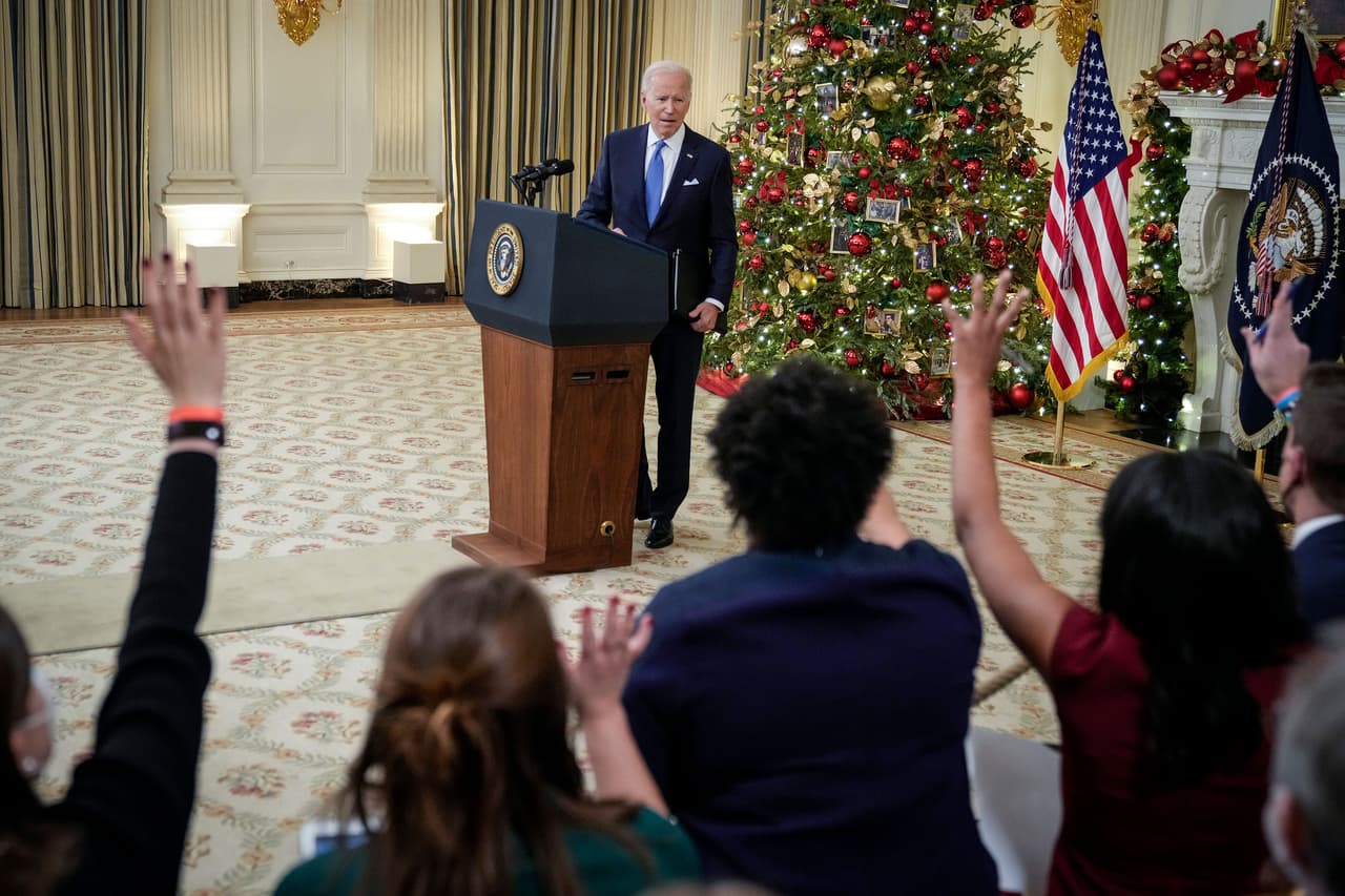 <b>El regreso del covid: el turno de ómicron</b>
<br>
<br>A principios de diciembre una nueva variante del coronavirus generó alarma global: la ómicron, detectado por primera vez en países del sur de África. Pese a la reacción inmediata de cierres de fronteras con esas naciones, la variante se convirtió en poco tiempo en la más prevalente, gracias a su alto nivel de contagio. Para mediados de enero, las hospitalizaciones en EEUU habían superado el récord anterior, registrado en enero del 2021.
<br>
<br>La fotografía muestra al presidente Biden siendo interrogado por periodistas luego de anunciar en la Casa Blanca el 21 de diciembre de 2021 que se expandirán los sitios de prueba en todo el país y se distribuirán pruebas caseras gratuitas.
<br>