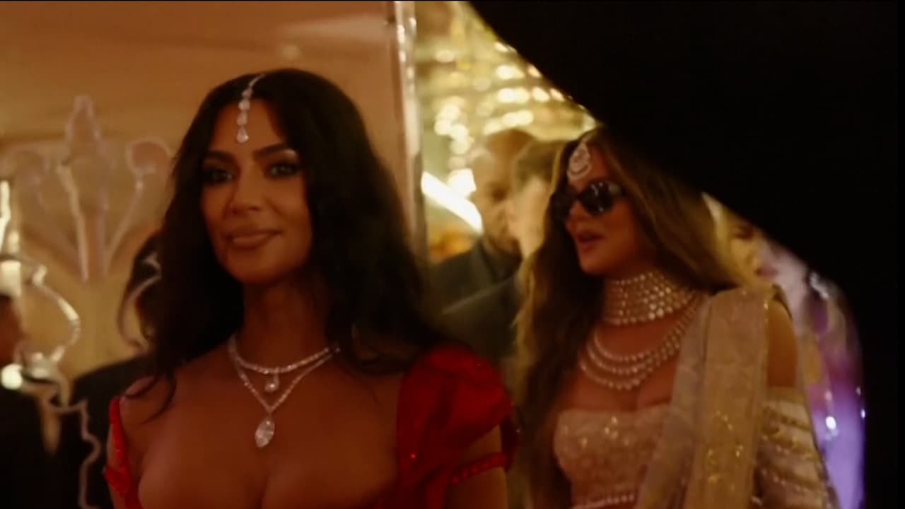Las Kardashian en el evento. 
<br>
<br>La policía impuso desvíos de tráfico alrededor del lugar de la boda desde el viernes hasta el lunes para controlar la afluencia de invitados que volaron a Mumbai, donde las fuertes lluvias han causado inundaciones e interrupciones de vuelos durante la semana pasada.