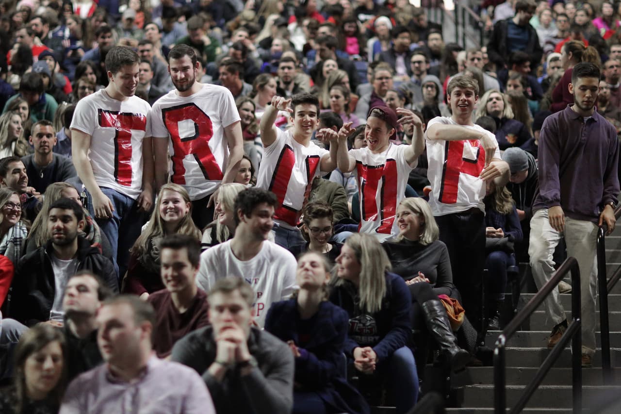 Un grupo de partidarios de Donald Trump en un mitin en Liberty University.