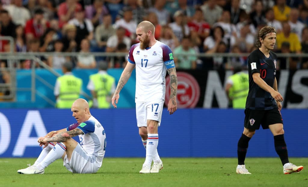El gol de los croatas cayó pesado en la trinchera islandesa, sin embargo, todavía quedaba tiempo, aunque no dejaba de doler que estuvieran en contra, pues Islandia debía ganar para seguir con vida.