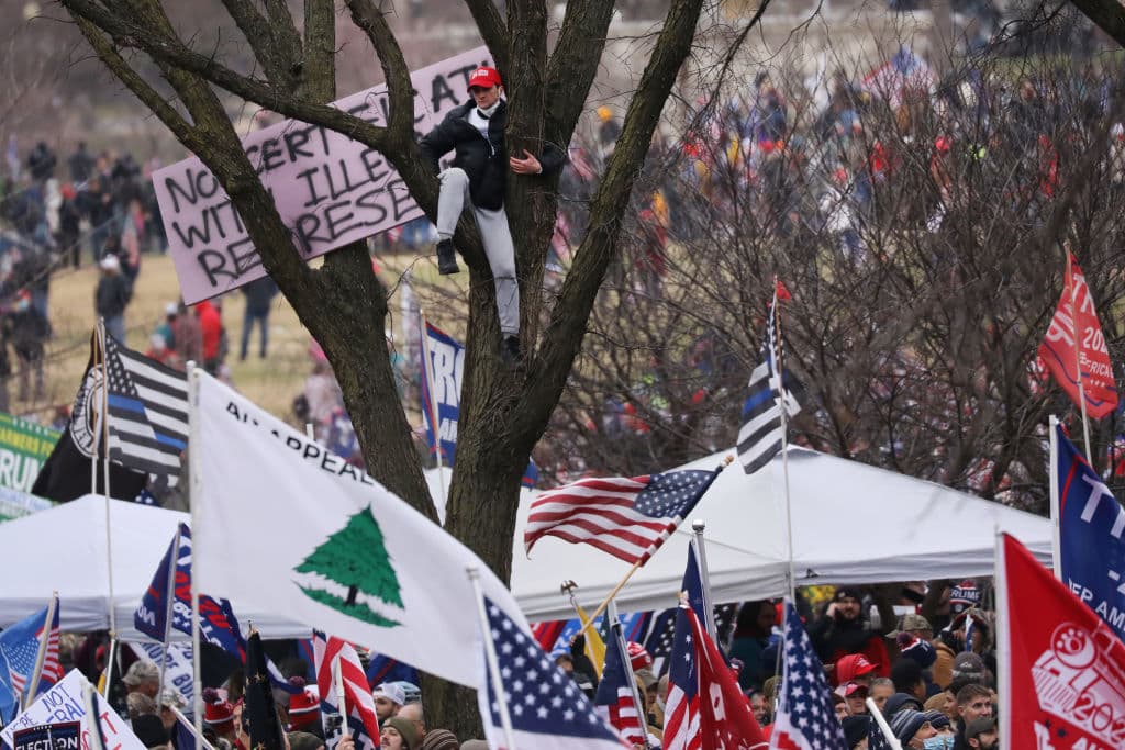 La bandera Appeal to heaven fue vista en la manifestación que derivó en el asalto al Capitolio. (Photo by Spencer Platt/Getty Images)