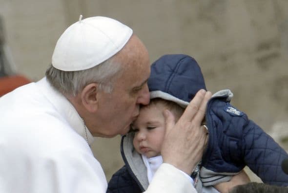 Asimismo, se lee que Francisco transmite a los damnificados en Buenos Aires y a todos los que están participando en las tareas de ayuda "su bendición apostólica como símbolo de su cercanía al querido pueblo argentino".