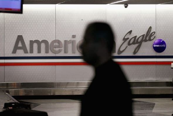 Entre los factores que llevaron a American Airlines a declararse en quiebra se encuentran: su sustancial desventaja de costos en comparación con sus competidores, incluidos los costos laborales.