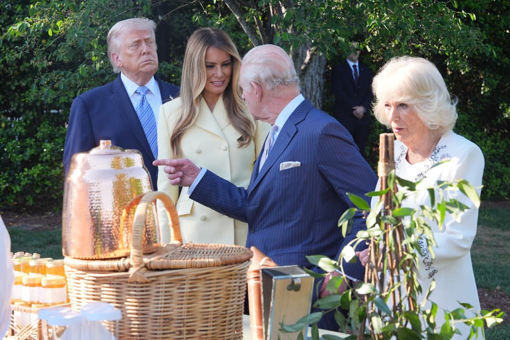 A juzgar por la imagen del momento, al presidente Donald Trump y la reina Camila, los relatos del rey Carlos III no les causaron el mismo impacto.