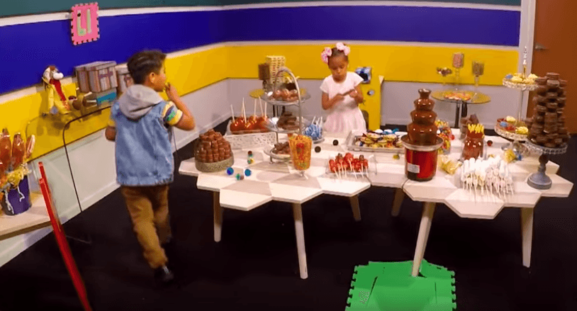 Y sí, tanto Beba como el cómplice, Albertanito, comenzaron a comer dulces apenas se quedaron solos.