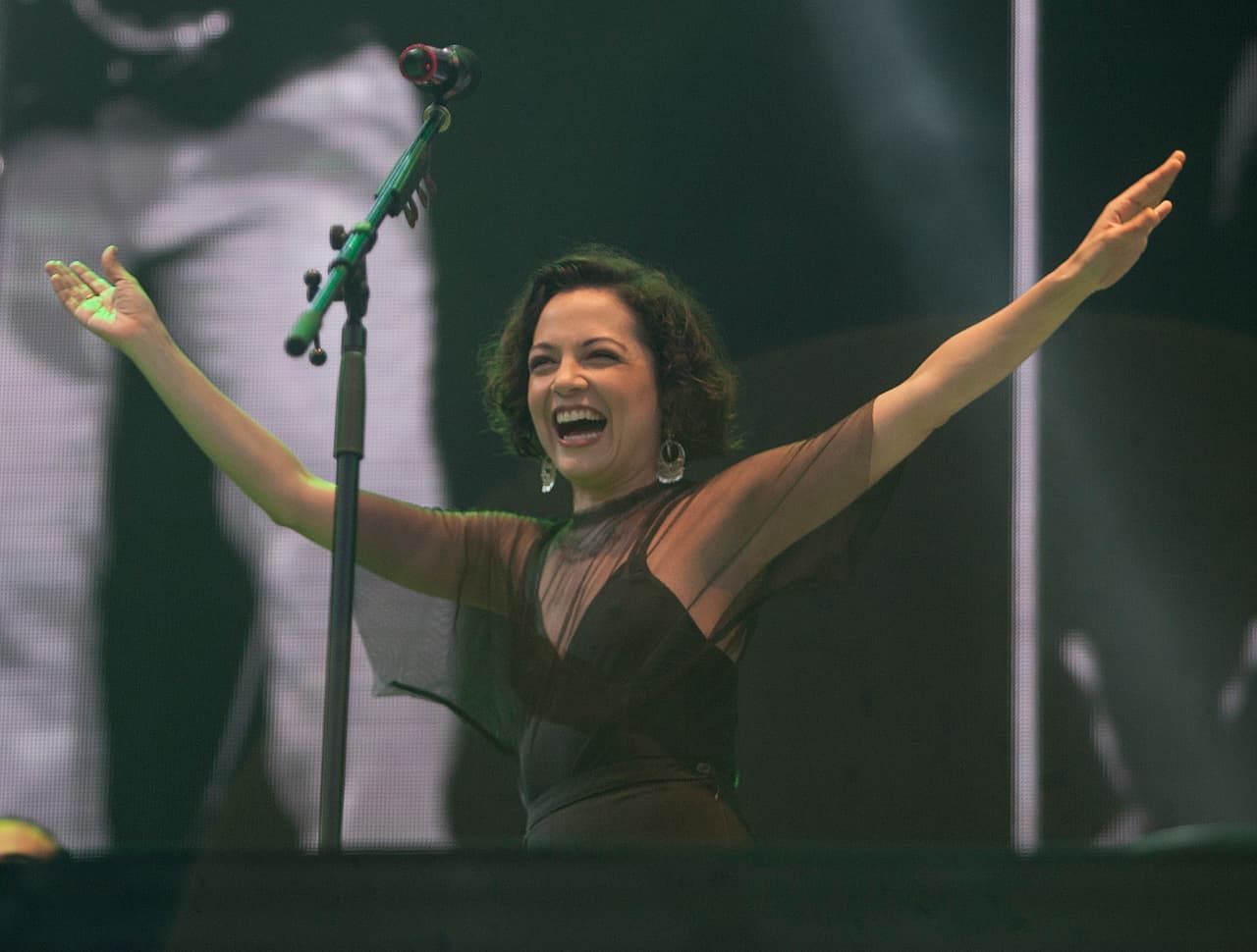 Uno de sus must es, sin duda, el color rojo de sus labios o el cabello suelto con ondulaciones de diferentes texturas.