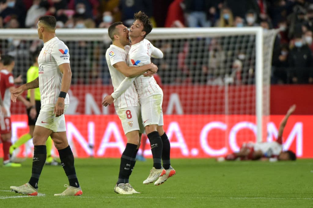 Los locales lograron conectar en el segundo tiempo para recuperar la desventaja de 0-2 para terminar empatando 2-2, Sevilla logró recatar el empate, pero le vuelve a dar oportunidad al Real Madrid de serpararse en la punta.