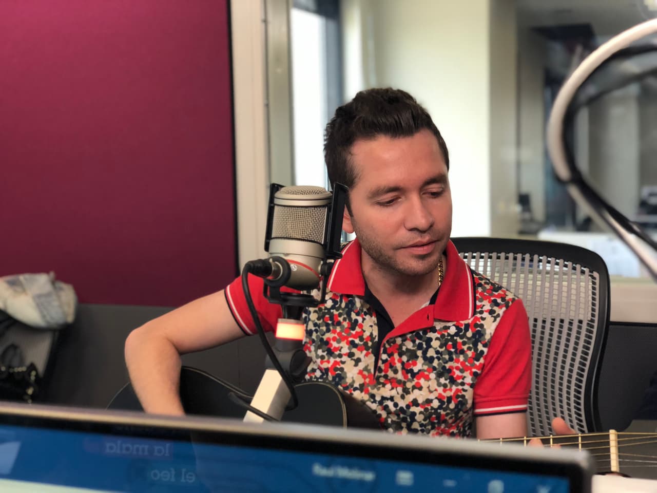 Carlita no se pudo quedar con las ganas y le preguntó a
<b>Memo Garza</b> que si su color de pelo es natural.