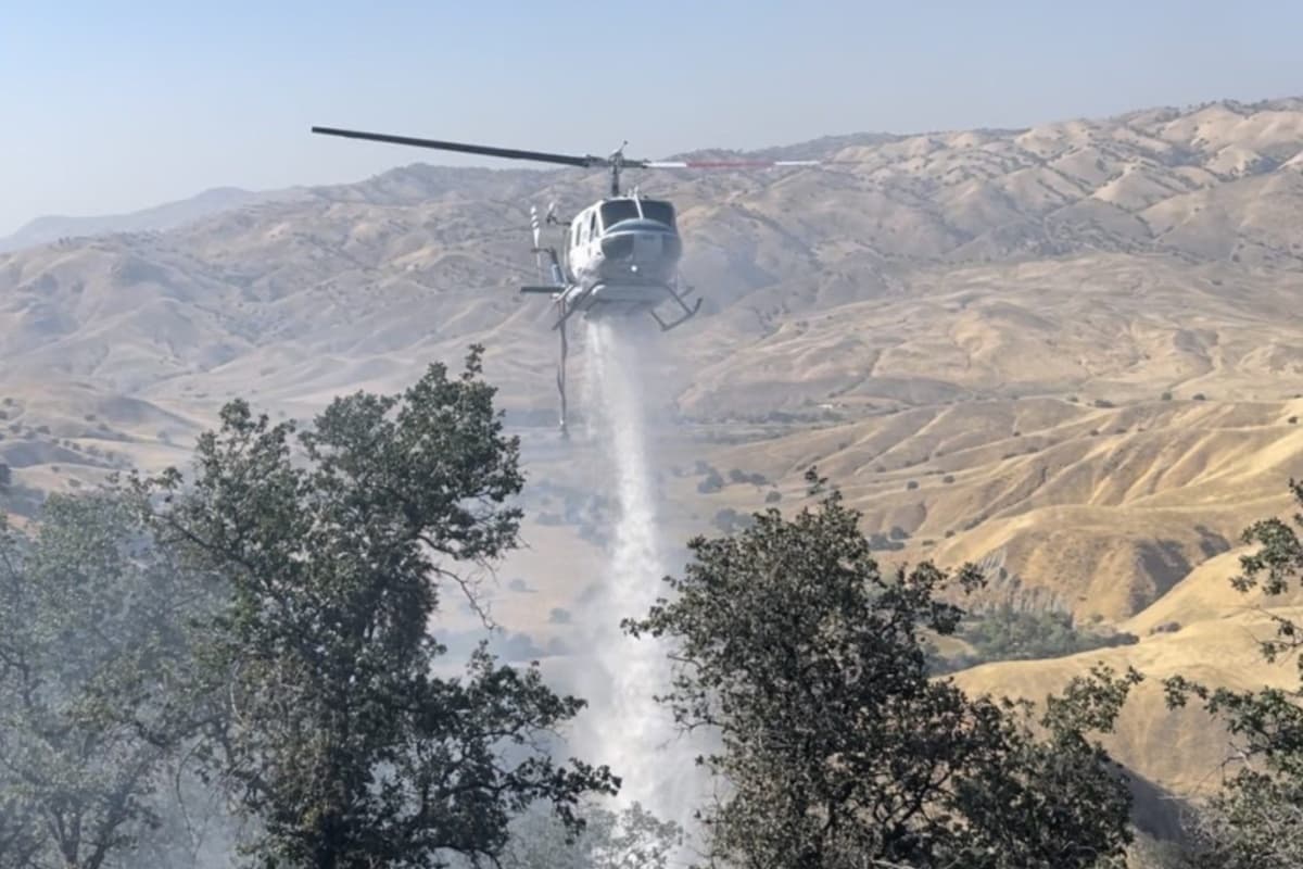 Bomberos del condado de Kern fueron enviados a un incendio de vegetación cerca de las vías del ferrocarril, a 1 milla al sur de la autopista 58, al este de Bealeville Rd.