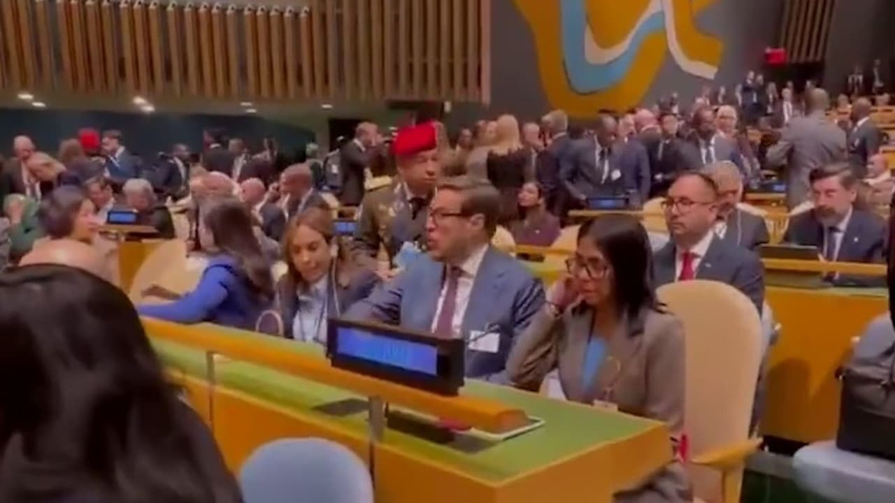 Protestas frente a la ONU en Nueva York por presencia de Delcy Rodríguez y su reunión con Trump