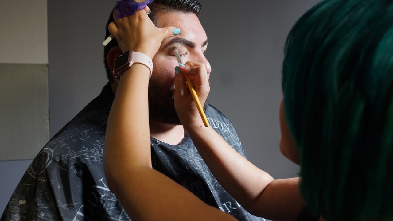 El Tambochi pago la apuesta contra El Compa Ivan cambiando de 'look' por un día.