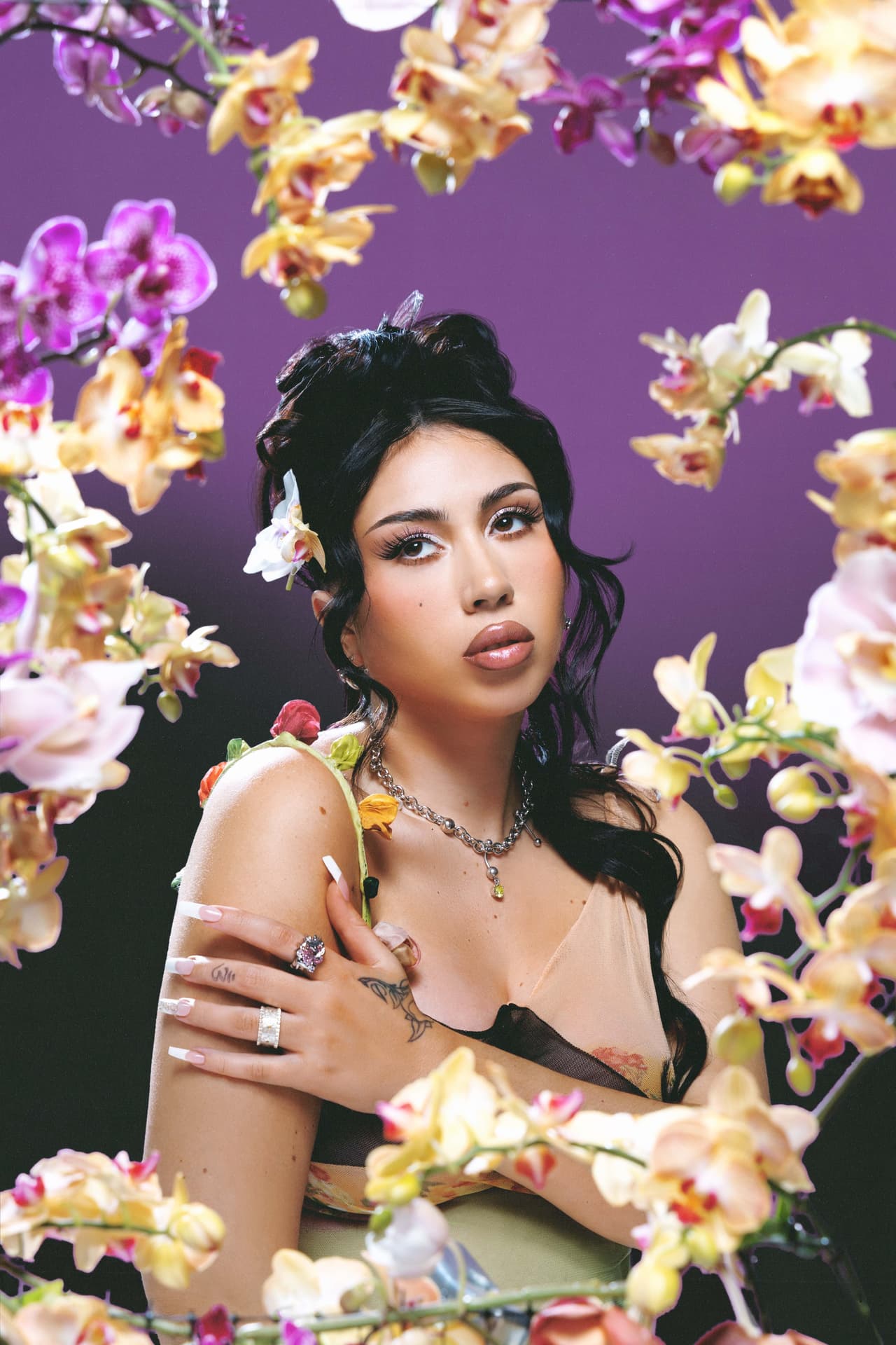 <h2 class="cms-H2-H2">Kali Uchis estará en los Latin AMAs 2024 como presentadora</h2>
<br>Cantante y compositora colombiana-estadounidense, su estilo fusiona los géneros R&B, soul, pop y música latina. Está nominada este año a los Latin AMAs en la categoría Mejor Álbum – Pop por ‘Orquídeas’.