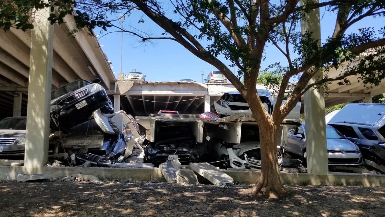 Se desplomó una segunda sección del estacionamiento de Irving que colapsó