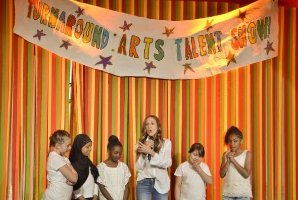 La actriz cantó y bailó junto a cinco niñas la canción "You're never fully dressed without a smile" del musical "Annie"; mientras que la gaitera española Cristina Pato organizó un espectáculo de gaita y xilófonos con estudiantes de una escuela de Montana.