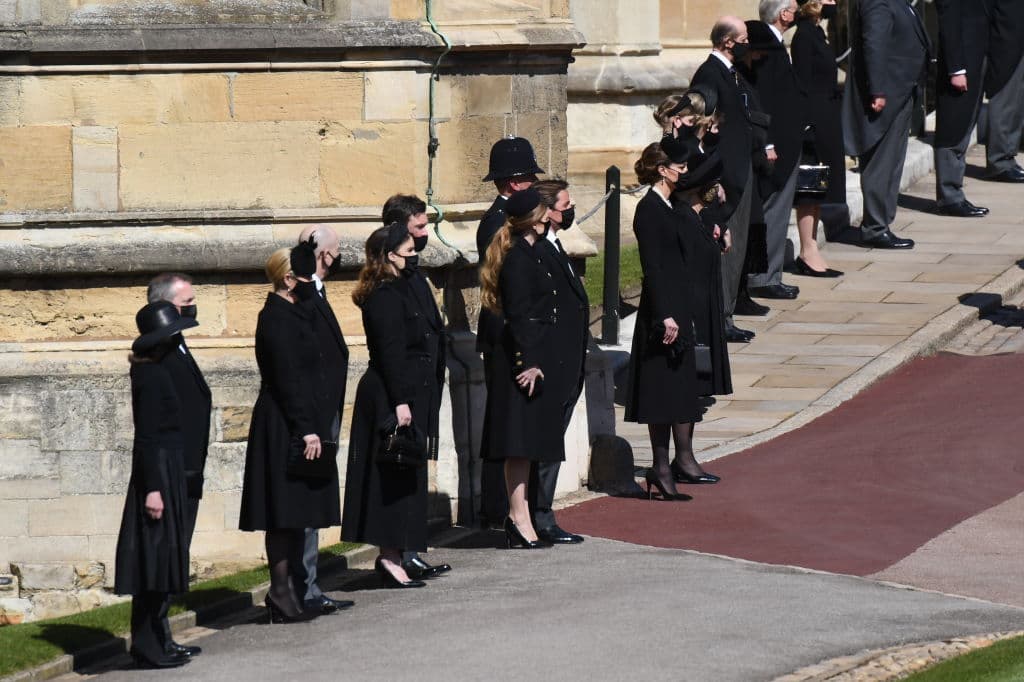 Mientras Carlos platicó con sus hijos, el resto de la familia se dividió "en pequeños grupos y hablaron a dos metros sin sus máscaras, ofreciendo solidaridad y consuelo", agregaron las fuentes de The Sun.
<br>