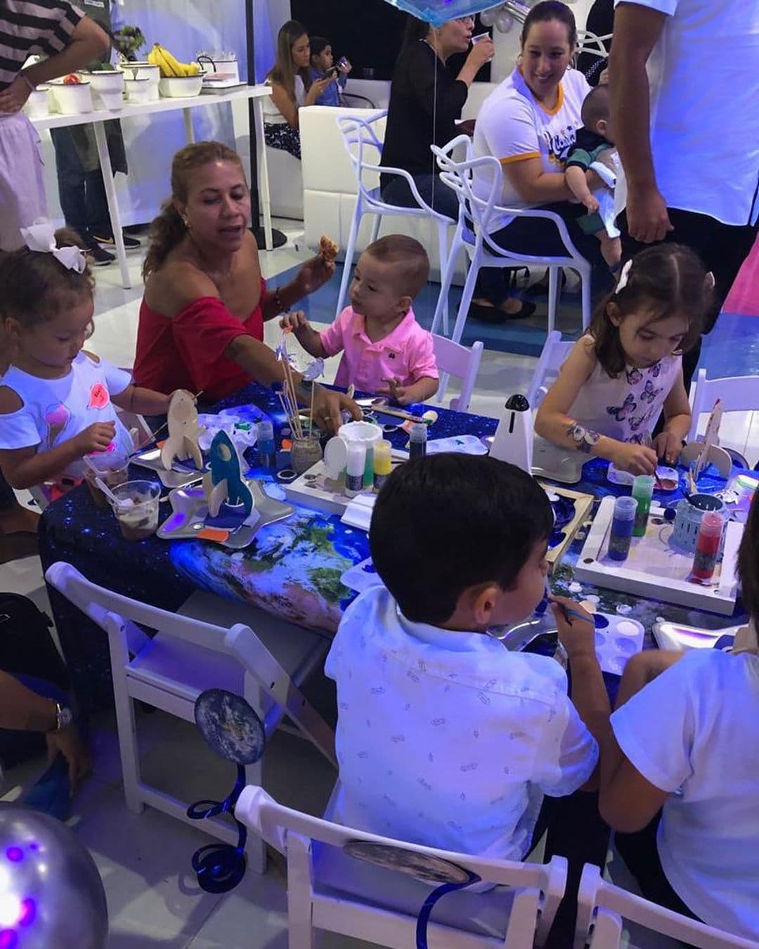 La fiesta de Gael estuvo repleta de concursos, premios y actividades tanto para los niños como para sus papás. Durante el evento vimos participar a los amigos de Ana Patricia con sus hijos. En esta imagen aparece Michelle Tacher y Giulietta disfrutando de la fiesta en el espacio.
<br>