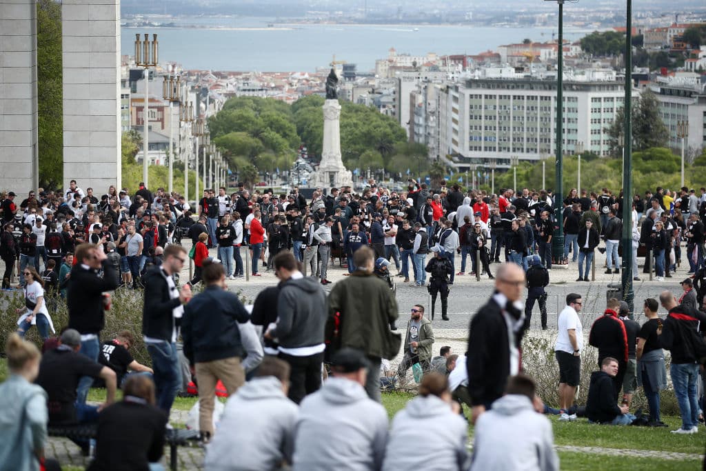 Una horda de fanáticos del Eintracht Frankfurt invadió las inmediaciones del Estadio da Luz en la capital portuguesa. Impresionante apoyo a las Águilas germanas.
